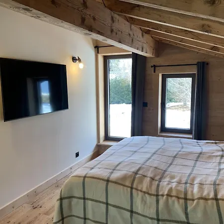 Chalet With Direct Slope Access And Mountain Views